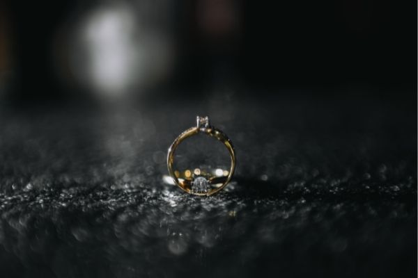 Altgold-Ankauf-Edelmetallhaus-Krone Ring aus Altgold auf schwarzem Hintergrund